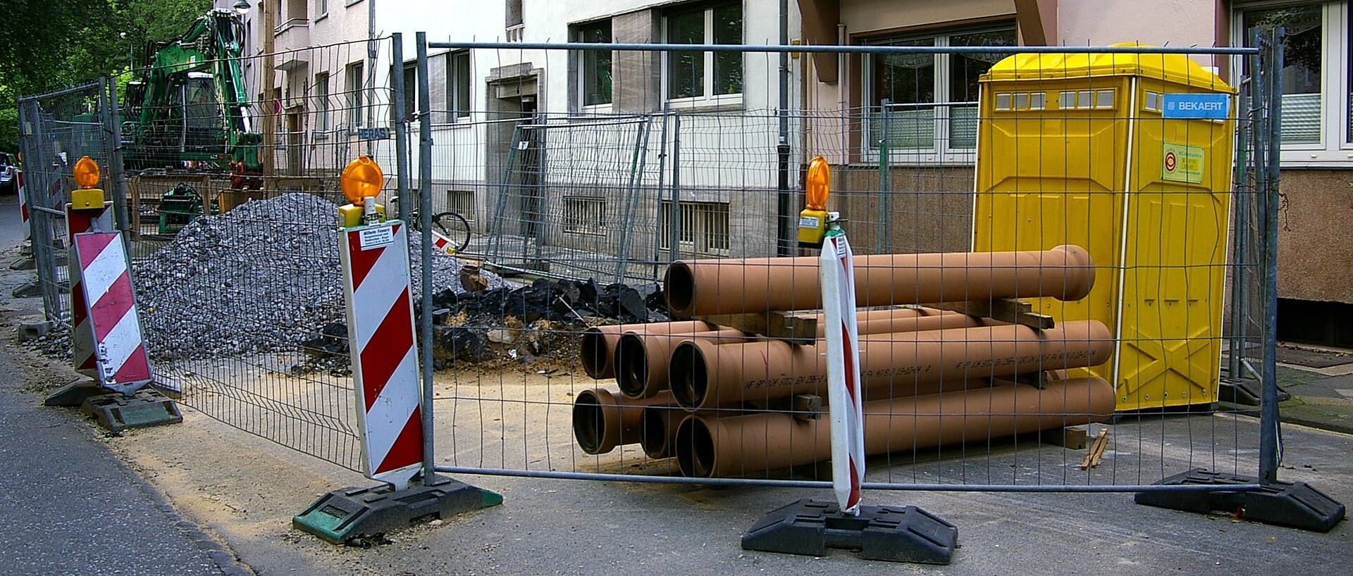 Temporary mesh fencing panels on a building site in Brisbane